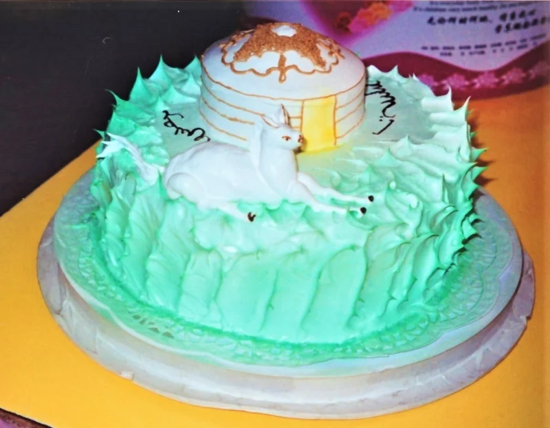 草原にパオと馬がデコレーションされた誕生日ケーキ